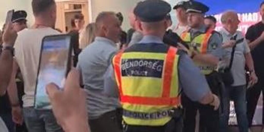 ¡Los hinchas de la Roma acosan e increpan al árbitro de la final en el aeropuerto!