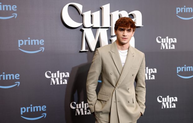 Gabriel Guevara posando en un photocall. / Gtres