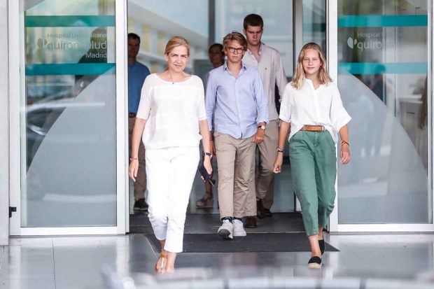 Irene Urdangarin sorprendió en su visita a don Juan Carlos en el hospital por su cambio de estilo, un giro muy favorecedor / GTRES