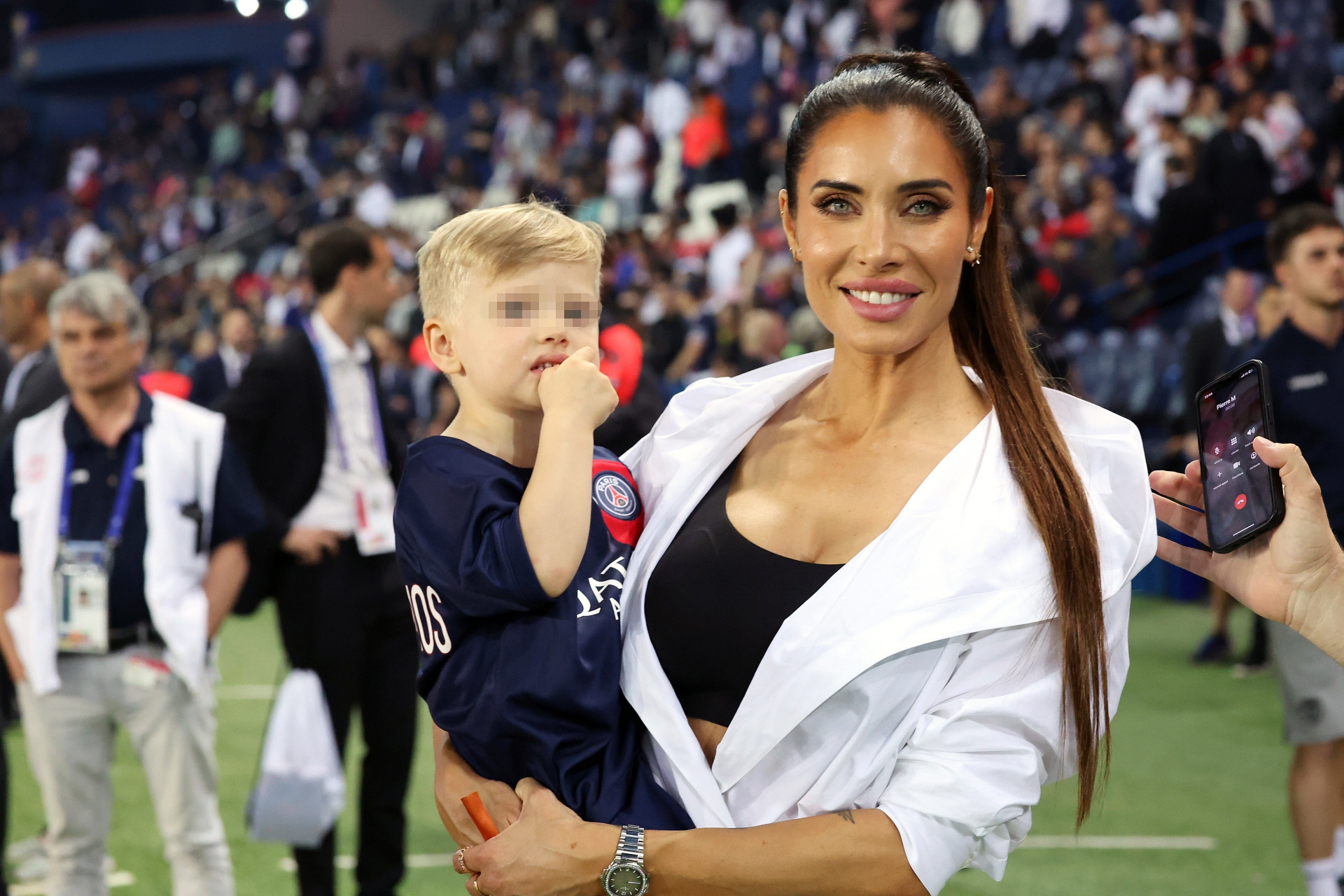 Pilar Rubio y su hijo Alejandro, en la despedida de Sergio Ramos con el PSG / Gtres