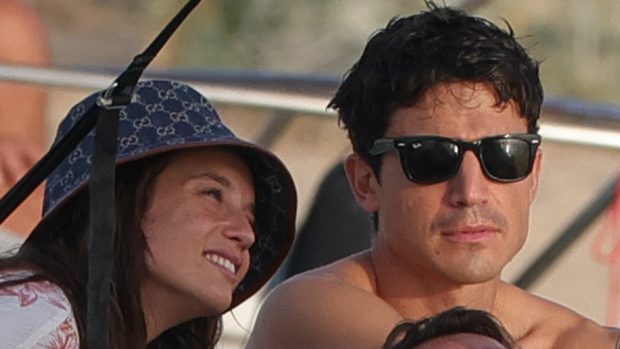 María Pedraza y Álex González en sus vacaciones de verano. / Gtres