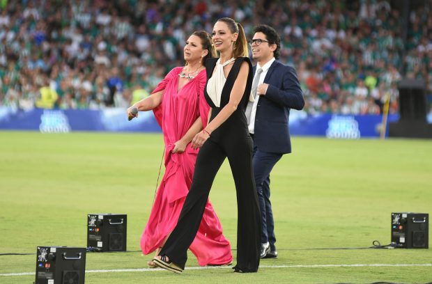 Niña Pastori y Eva González en el partido homenaje a Joaquín. / Gtres