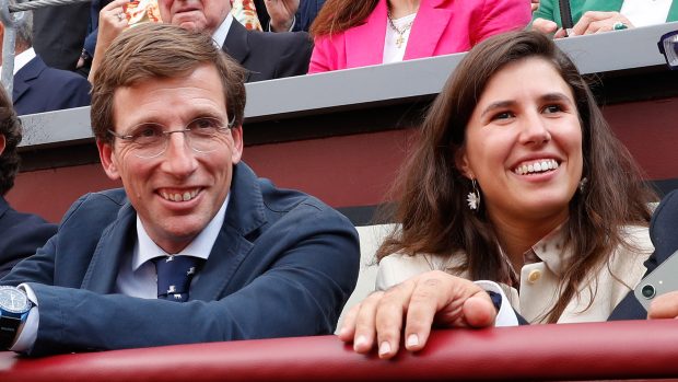 Martínez Almeida y su pareja en una imagen de archivo / Gtres