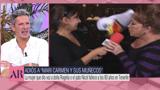 Joaquín Prat en 'El Programa de Ana Rosa' hablando de Mari Carmen y sus muñecos. / Telecinco