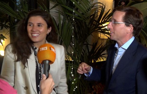 José Luis Martínez-Almeida y Teresa Urquijo en un photocall. / Gtres