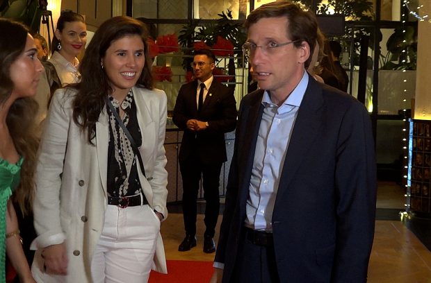 José Luis Martínez-Almeida y Teresa Urquijo en un photocall. / Gtres