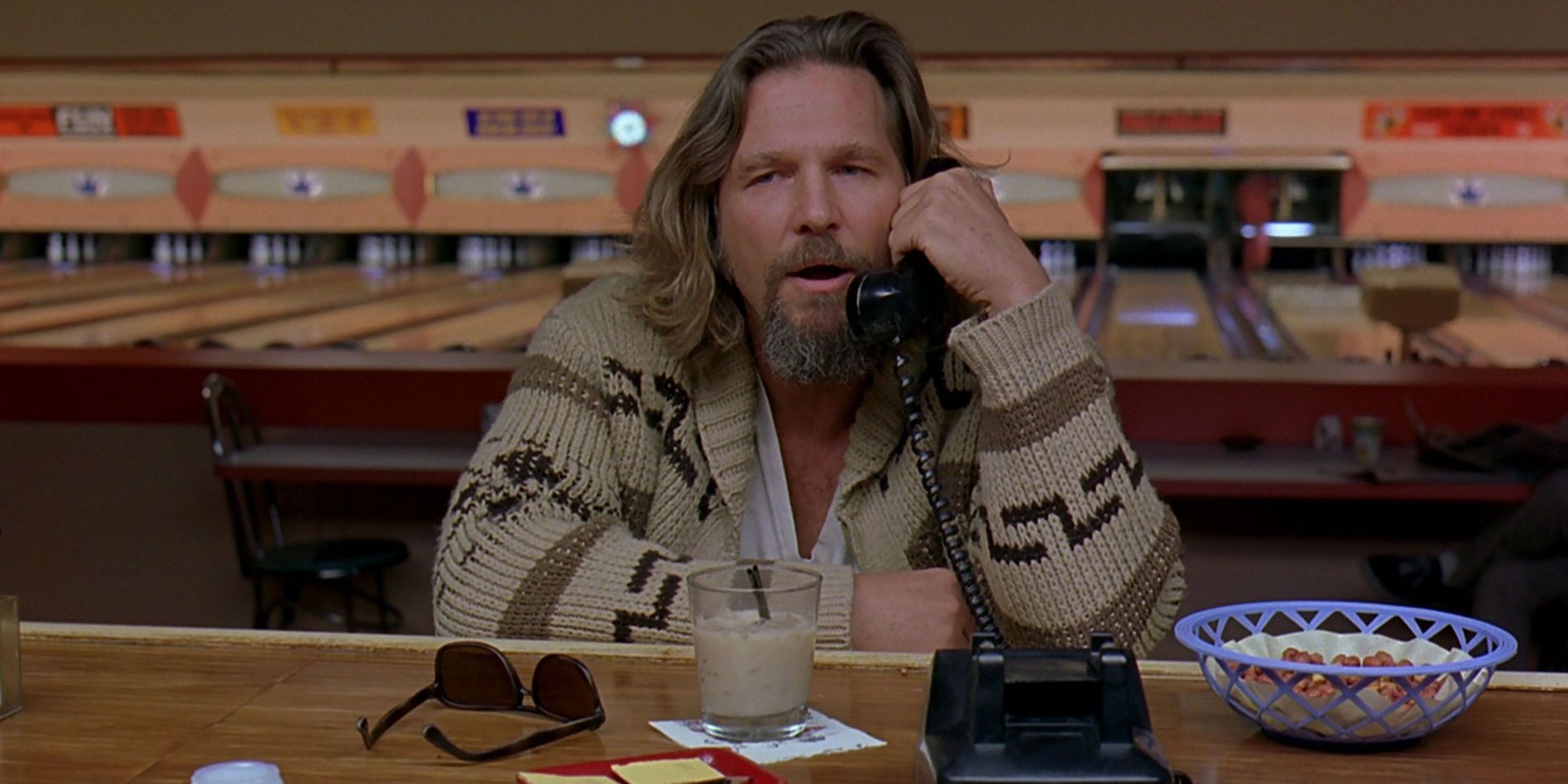 The Dude hablando por teléfono con Walter en la bolera en The Big Lebowski