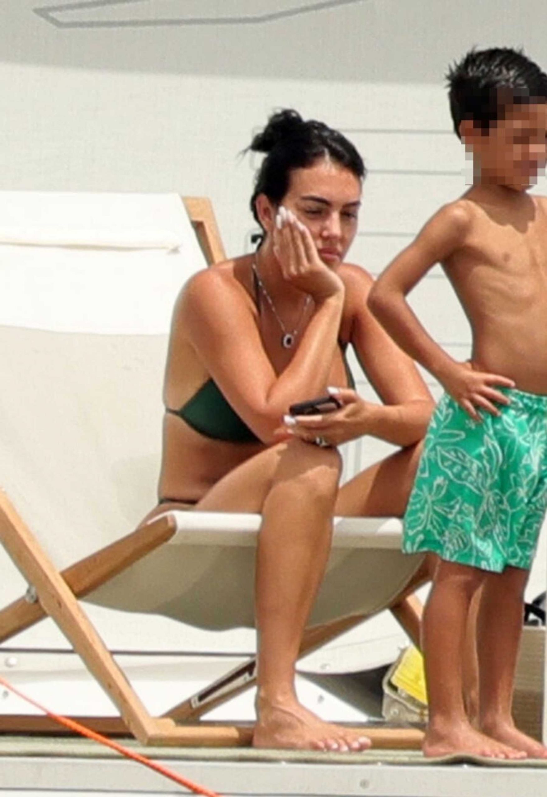 Georgina Rodríguez durante su escapada a Cerdeña / Gtres