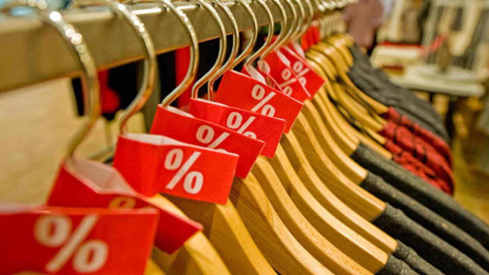 5 trucos para no gastar de más en las rebajas de verano 2023