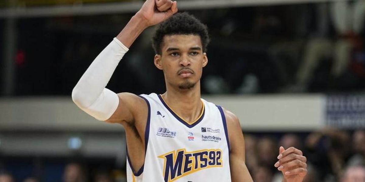 A Wembanyama se le da todo bien: impresionante mate entre las piernas