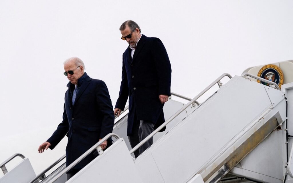 Acusan a hijo de Biden de posesión ilegal de un arma y de un delito de impuestos