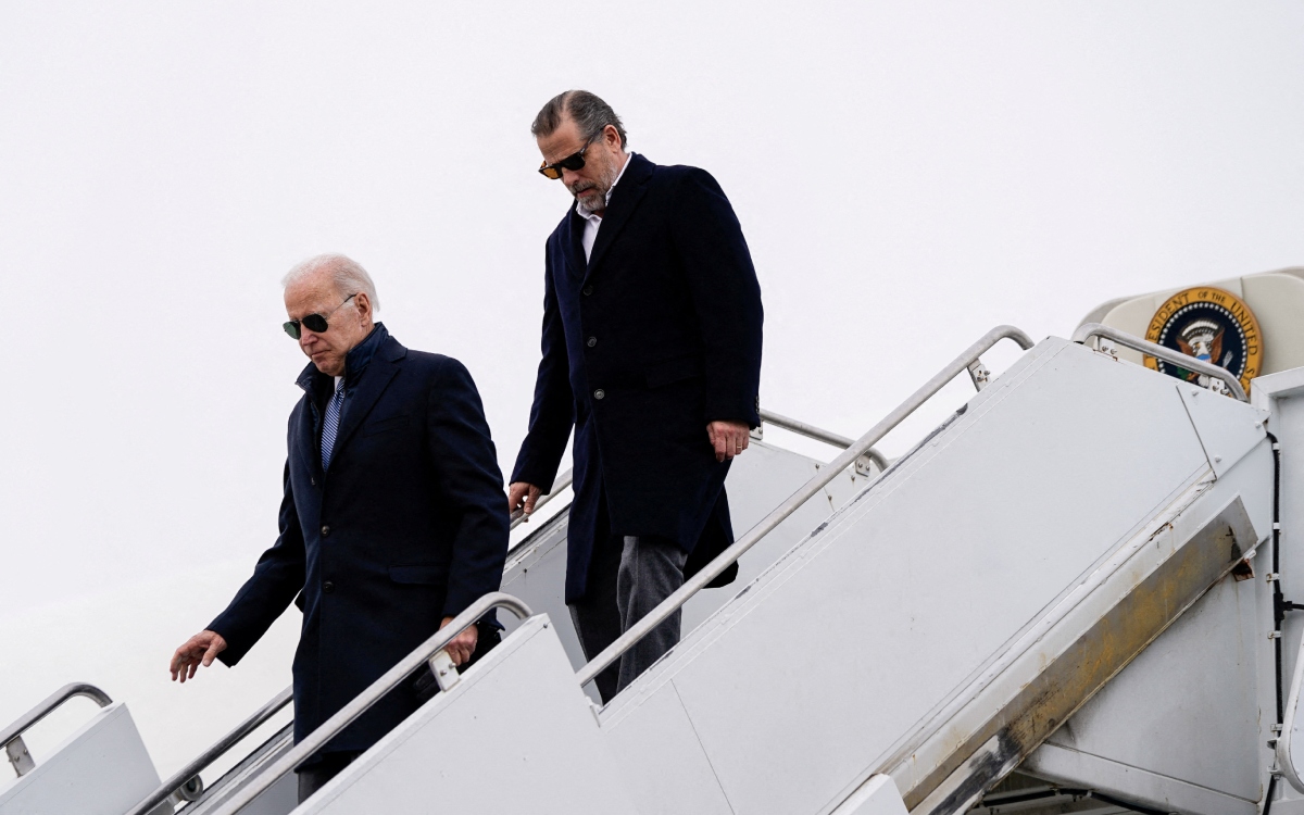 Acusan a hijo de Biden de posesión ilegal de un arma y de un delito de impuestos