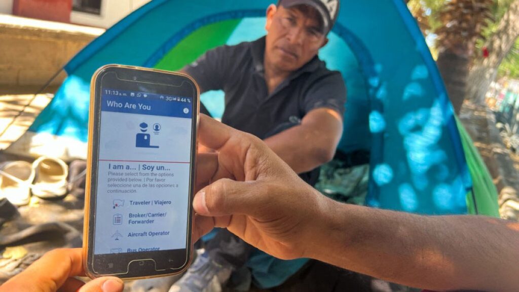 Amplían el número de citas para pedir asilo en la frontera con la app CBP One