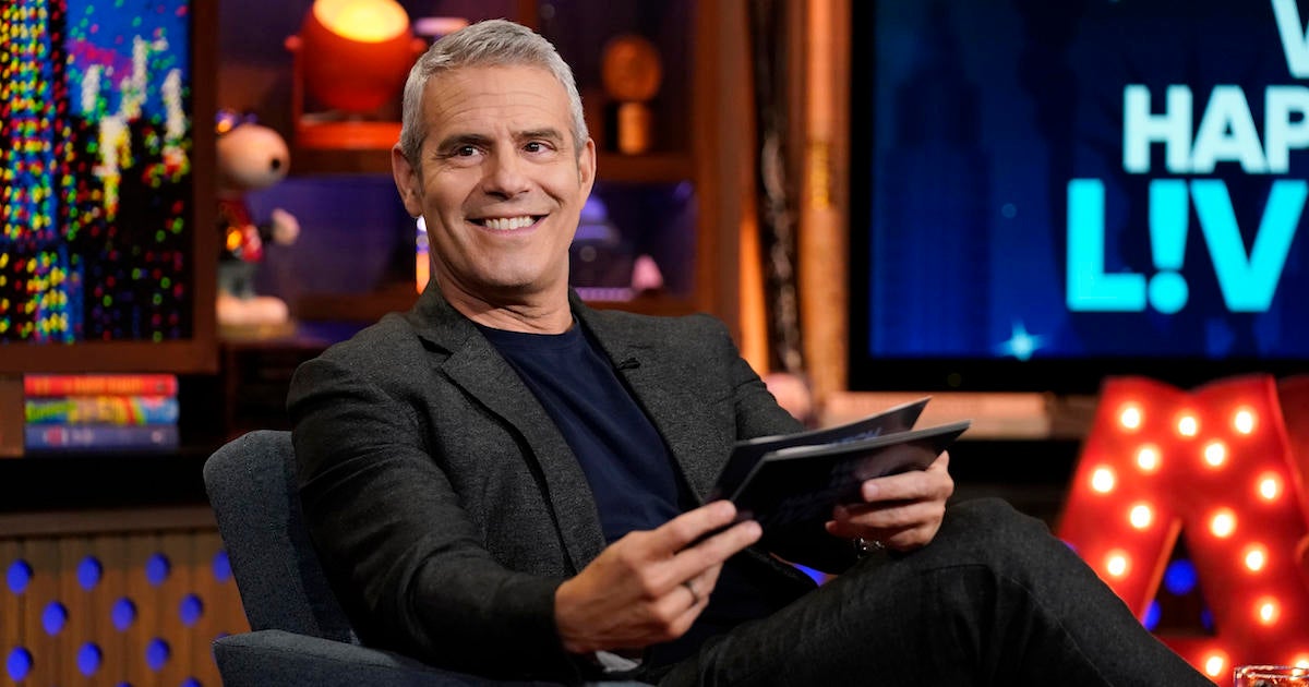 Andy Cohen aborda la reacción violenta de la reunión ‘RHONJ’ mientras habla sobre la campaña Summer of Secrets de Fresca Mixed (exclusivo)