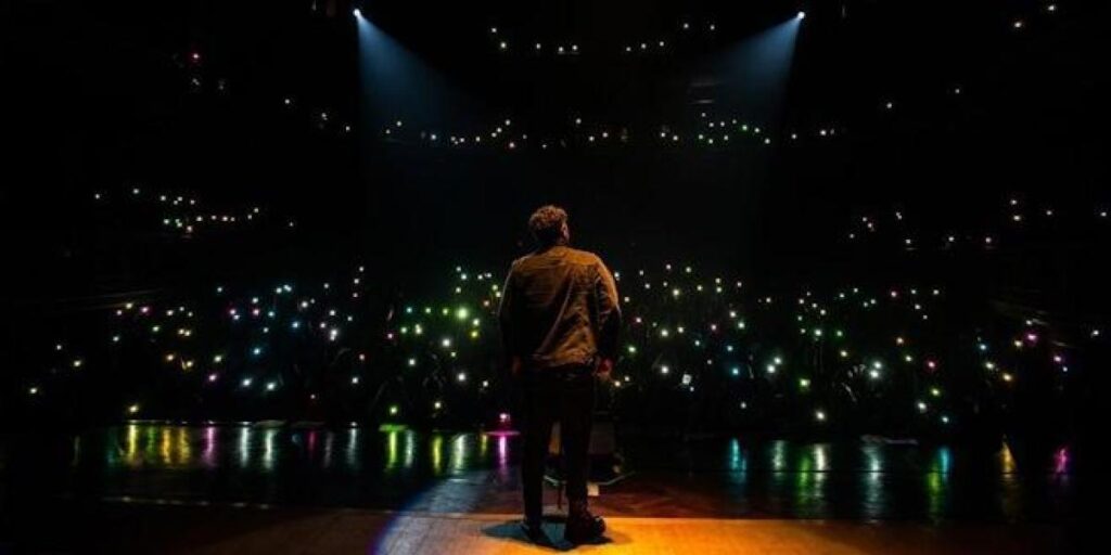 Antonio Orozco culmina su gira en Argentina con un emotivo concierto en el Teatro Opera