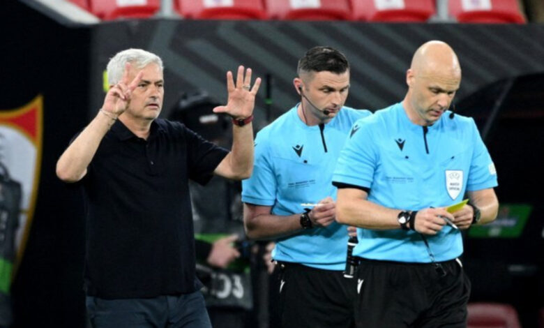 Atacan aficionados del AS Roma al árbitro inglés Anthony Taylor | Video