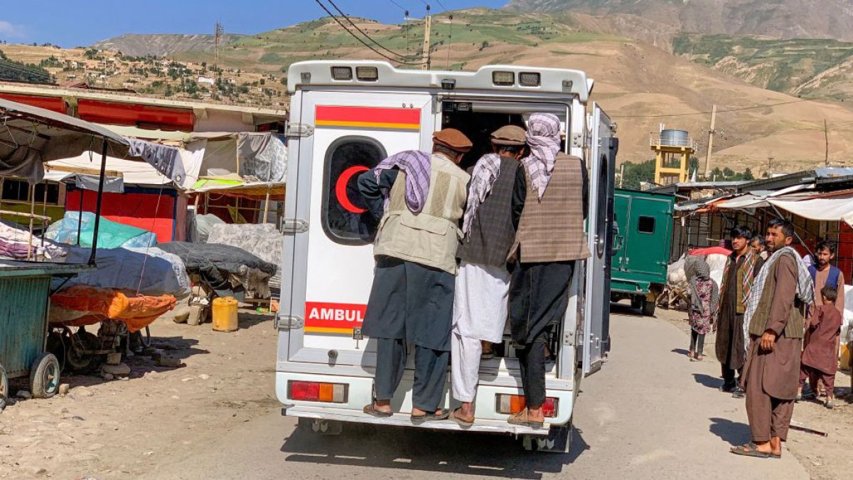 Atacante suicida detona sus explosivos y mata a 13 en un funeral en Afganistán