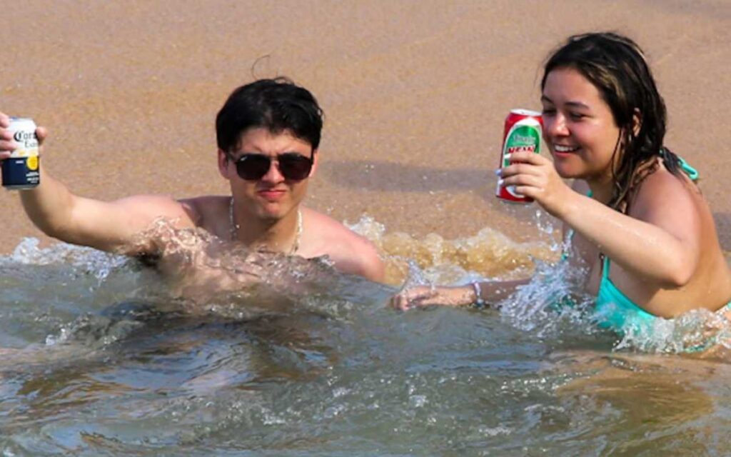 Aumenta consumo de cerveza por ola de calor… y también los precios