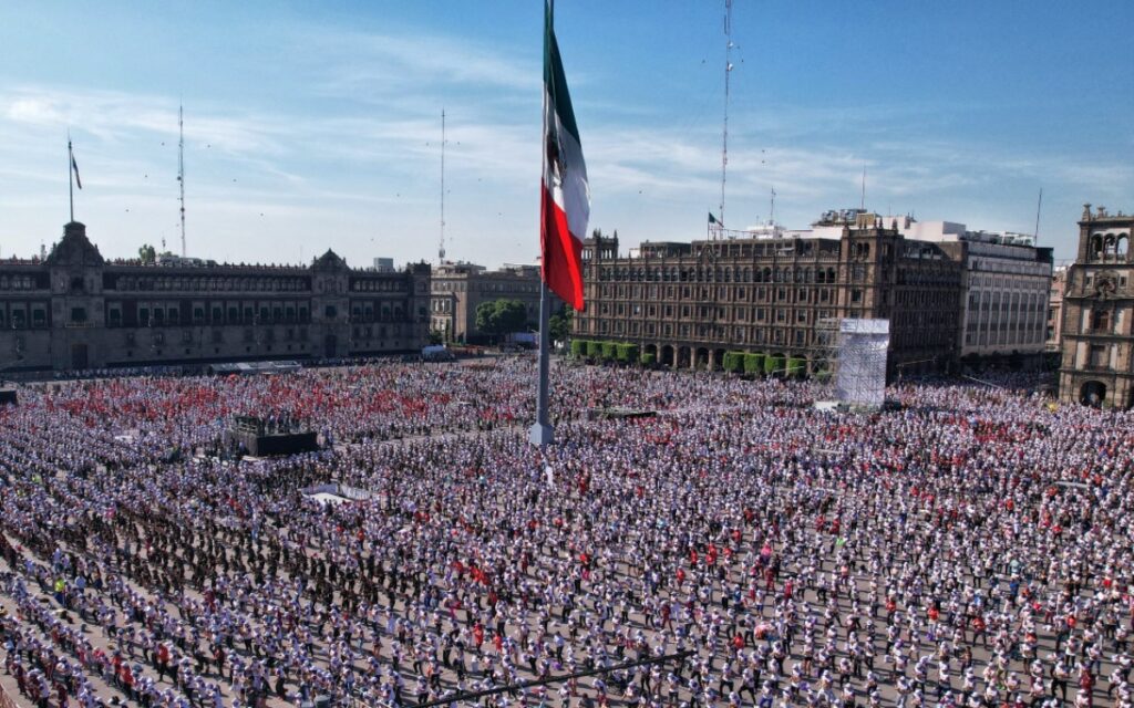 Baten récord de asistencia en mega clase de boxeo del Zócalo | Videos