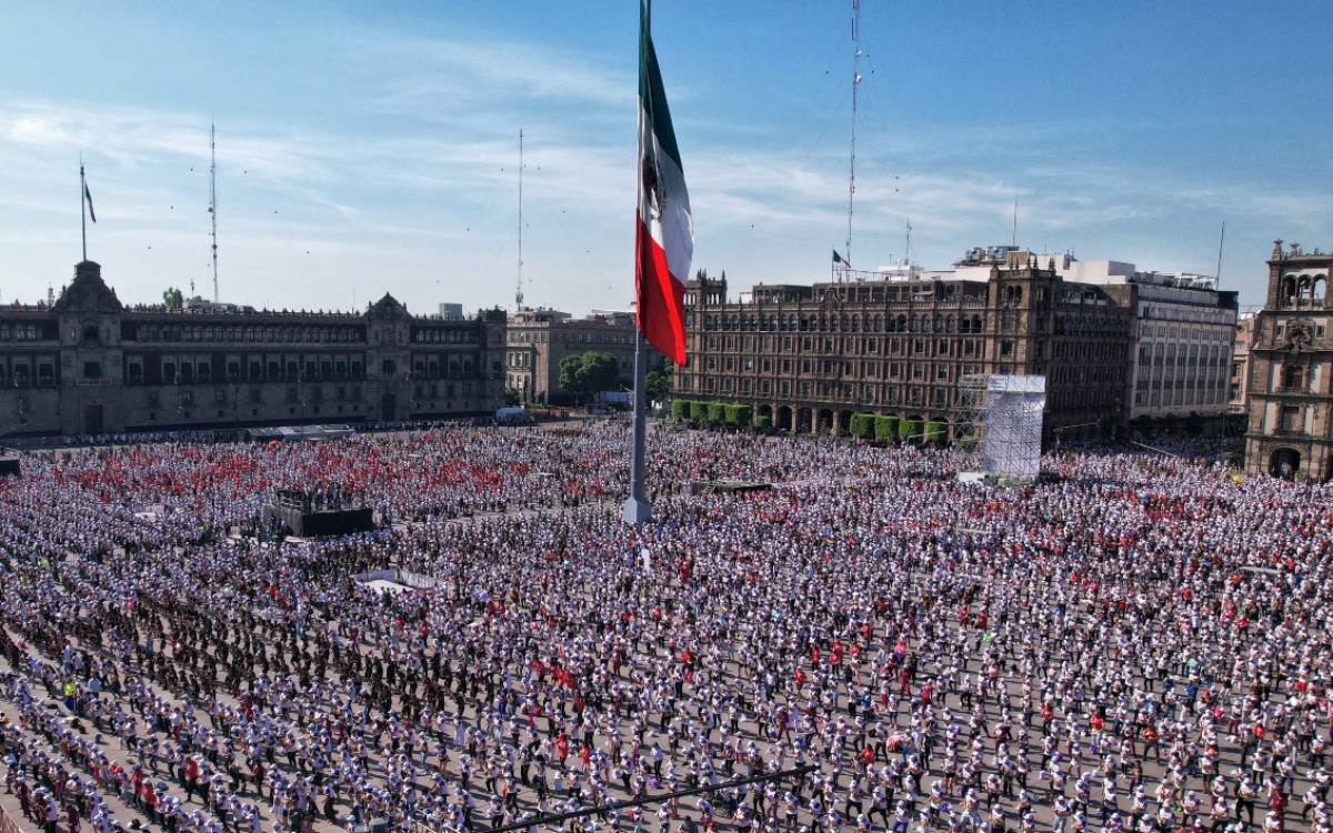 Baten récord de asistencia en mega clase de boxeo del Zócalo | Videos
