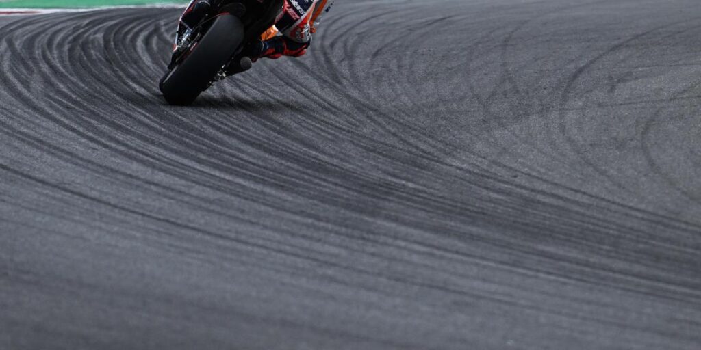 Bezzecchi se lleva un accidentado P2; Marc Márquez, caída y toca repesca