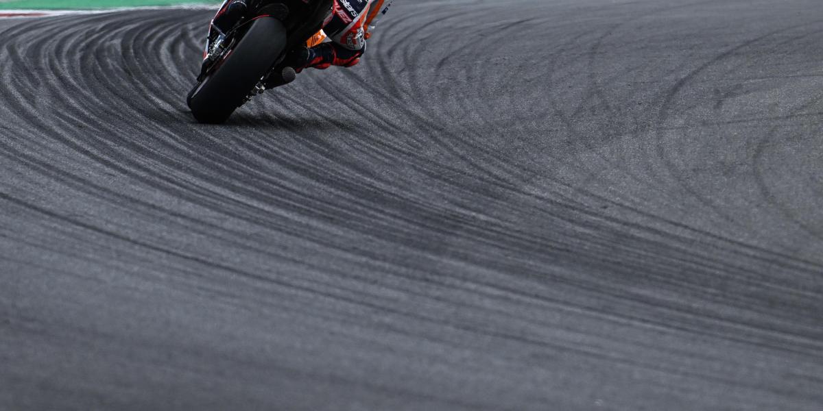 Bezzecchi se lleva un accidentado P2; Marc Márquez, caída y toca repesca