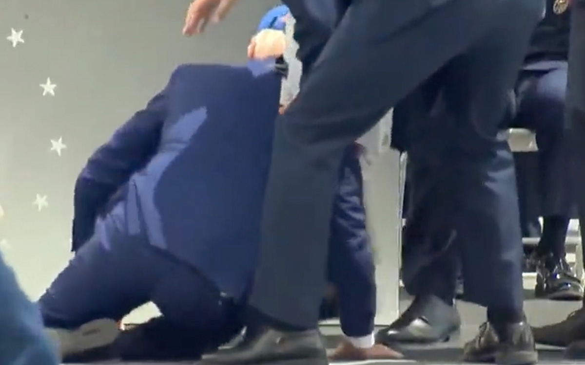 Biden se cae durante ceremonia en una academia militar | Video