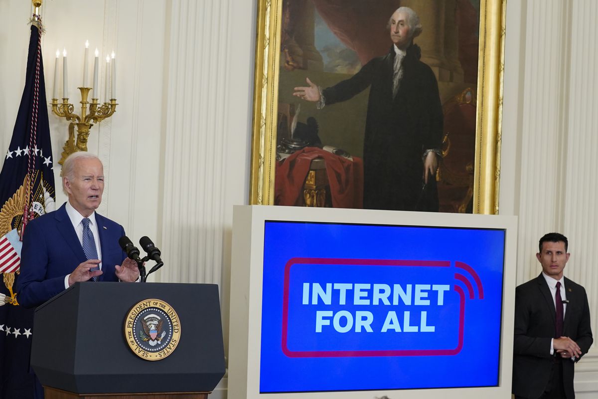 Biden usa las inversiones en infraestructuras para hacer campaña desde la Casa Blanca