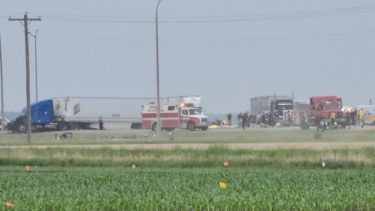 Brutal choque entre un camión y un autobús deja al menos 15 muertos en Canadá