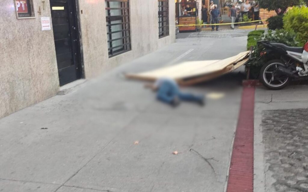 Cae tapial de madera desde edificio del PT y mata a hombre