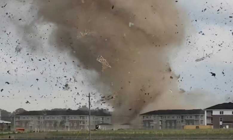 Captan cómo tornado desmanteló edificios en EU | Video