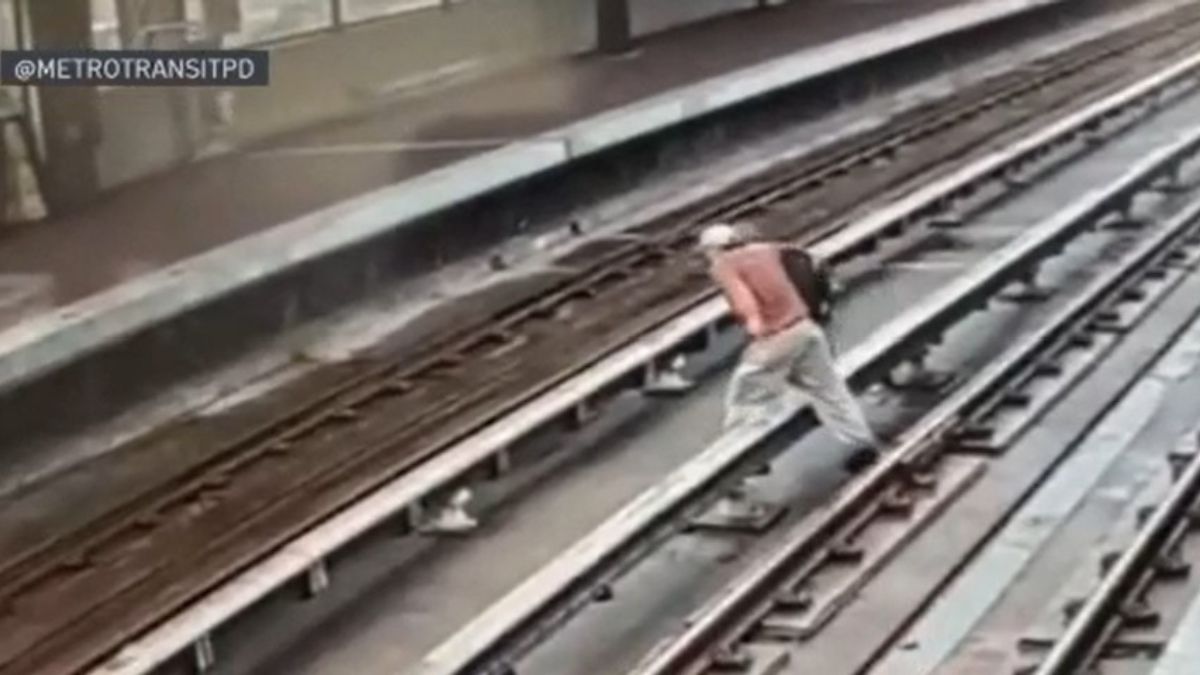 Captan en video a hombre cruzando rieles de Metro en Virginia