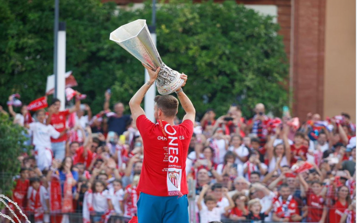 Celebran miles de sevillistas a sus campeones en la capital andaluza | Video