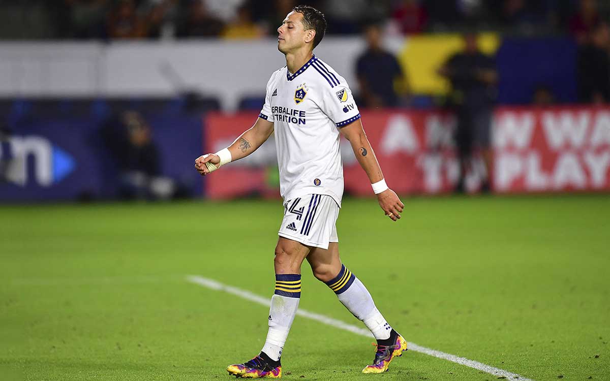 'Chicharito' confirma lesión en la rodilla: 'Vamos a ver qué tan grave es'