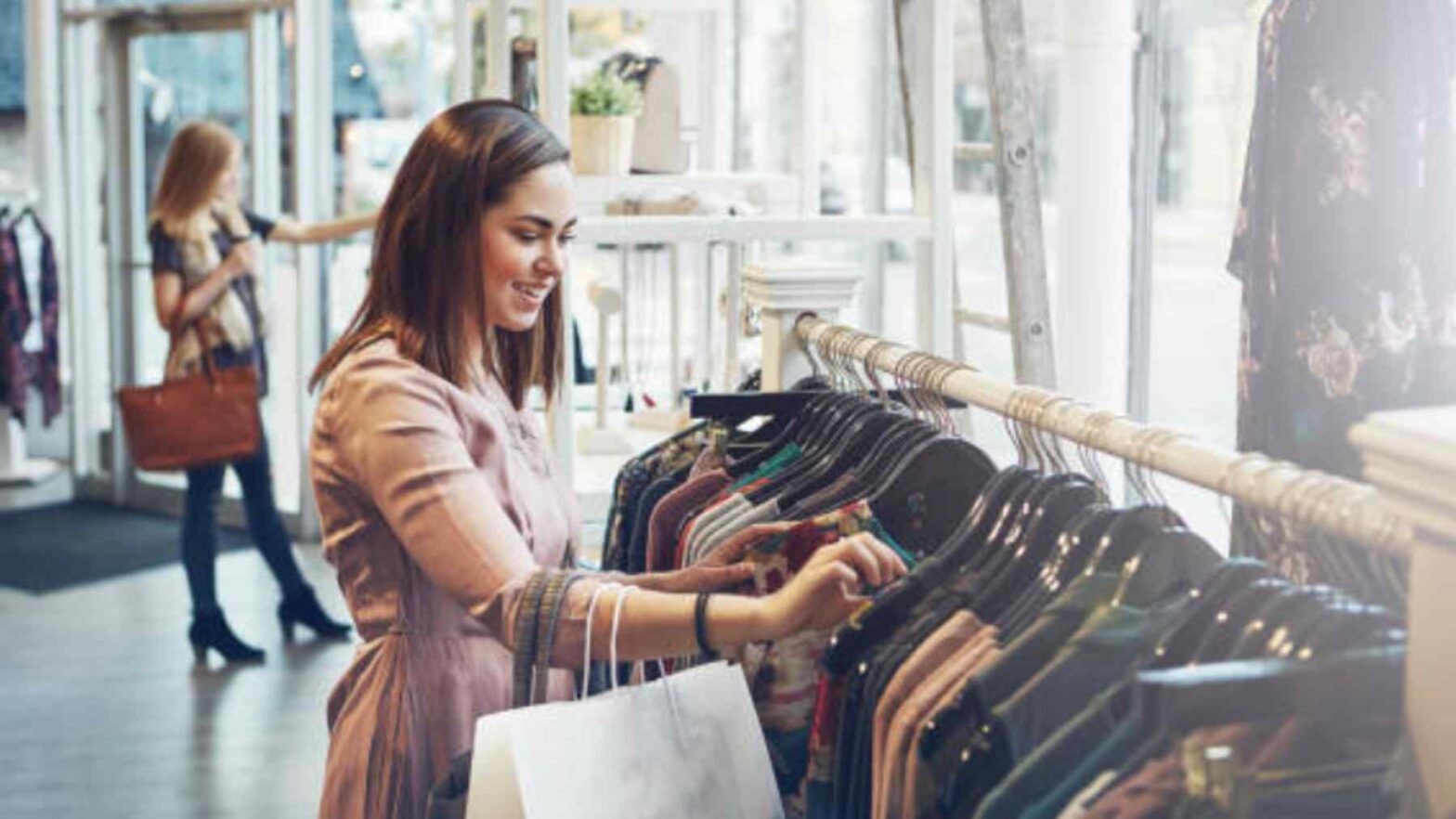 Cómo encontrar las mejores gangas en ropa y accesorios en las rebajas de verano 2023