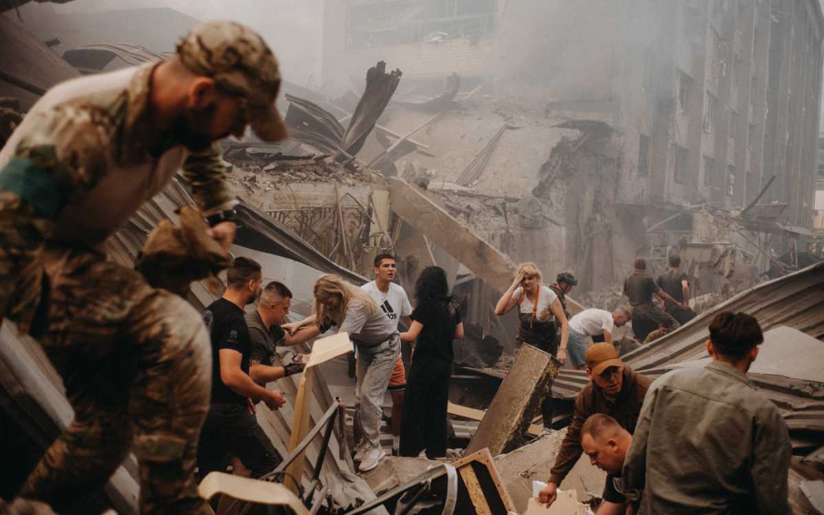 Cuatro muertos por bombardeo ruso a restaurante; ilesos tres colombianos