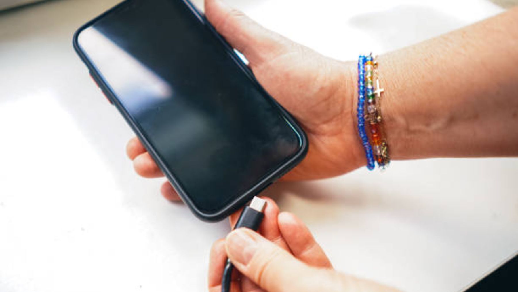 Deja de cargar tu móvil con la funda puesta porque es muy peligroso