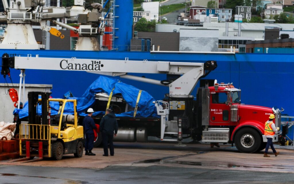Detectan posibles 'restos humanos' entre los escombros del submarino Titán
