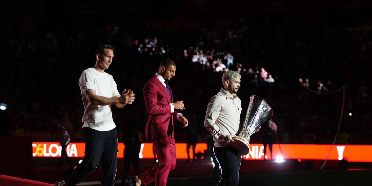 Diego Carlos, Luuk de Jong y Banega, la sorpresa en la fiesta del Sevilla