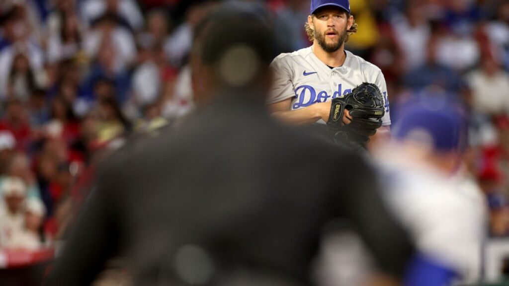 Dodgers se imponen 2-0 a Angelinos en el primer juego de la Serie del Freeway