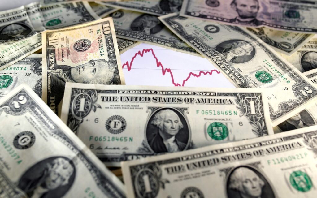 Dólar cae por menores posibilidades de una subida de tasas en EU