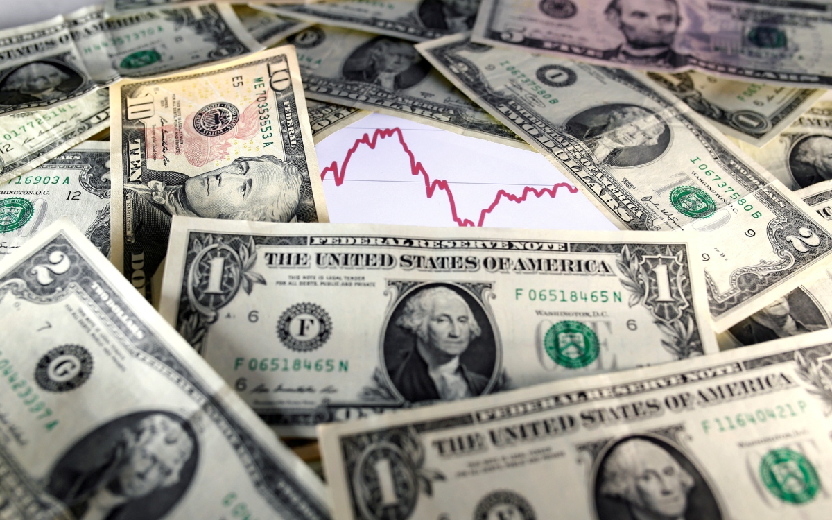 Dólar cae por menores posibilidades de una subida de tasas en EU