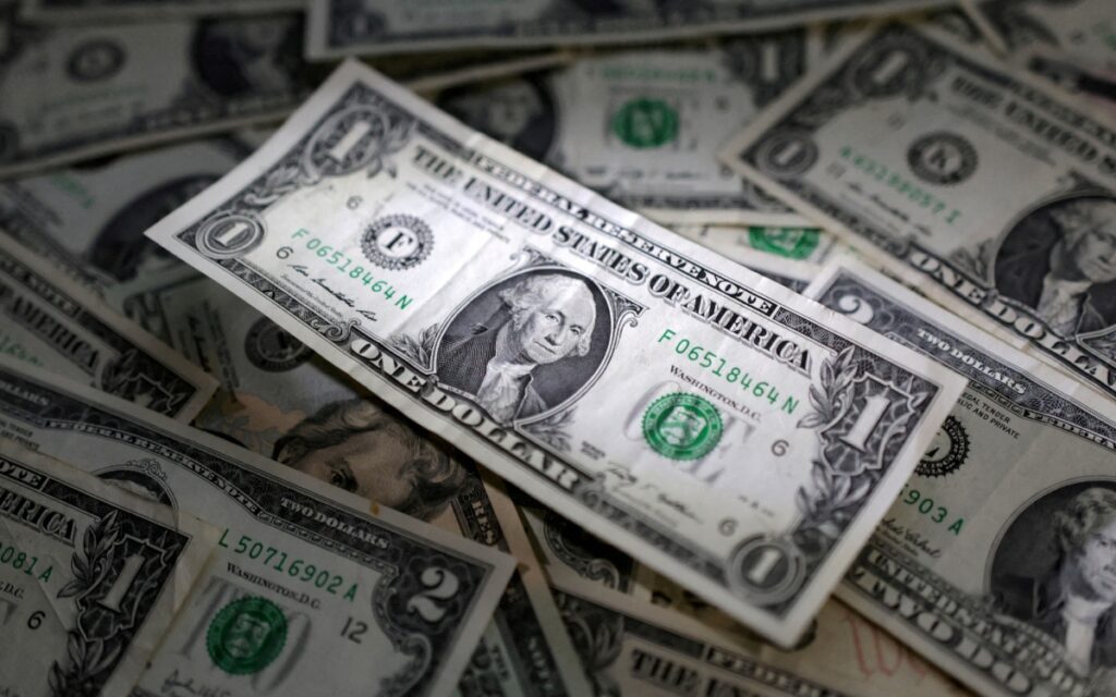 Dólar y bolsas europeas caen con la atención puesta en techo de deuda en EU