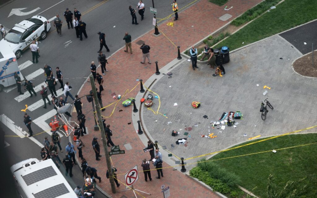 Dos muertos y cinco heridos en tiroteo durante graduación escolar | EU