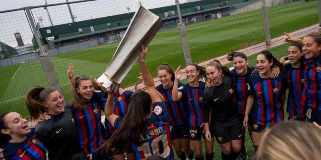 El Barça B recibe la copa de campeonas de Liga