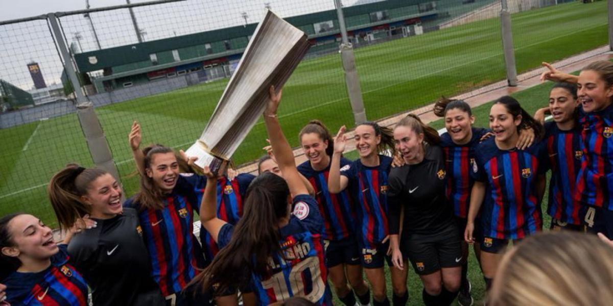 El Barça B recibe la copa de campeonas de Liga