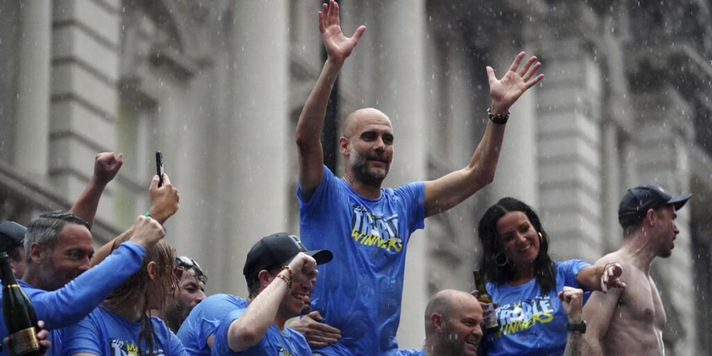 El City se da un baño de masas en Manchester pese a la lluvia