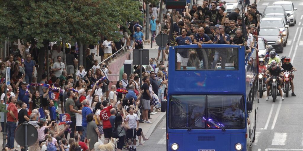 El Eldense pasea su histórico ascenso ante el Castilla con una rúa
