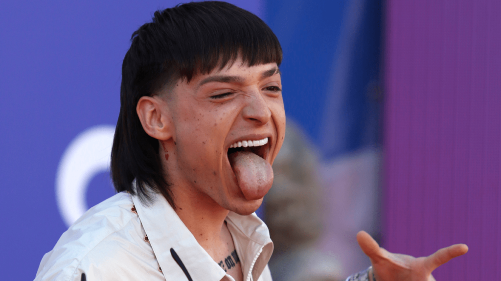 El cantante mexicano Peso Pluma lanza canción sorpresa junto a Grupo Frontera