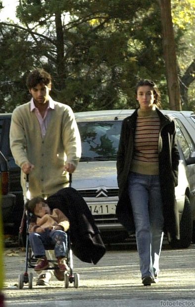 Cayetano Rivera y Blanca Romero junto a su hija, Lucía / Gtres